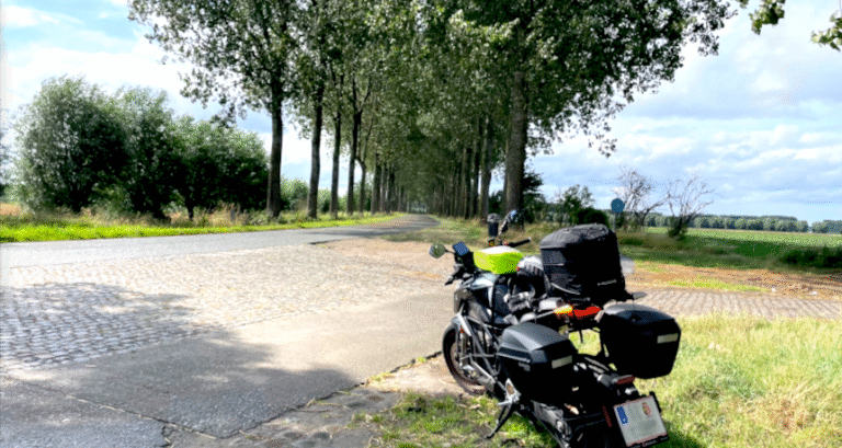 Zero Elektromotorrad am Straßenrand